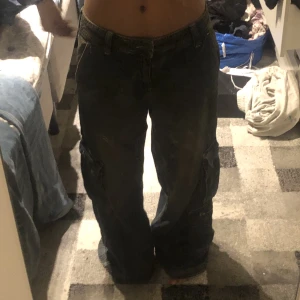 Lågmidjade vida jeans Urban outfitters - Lågmidjade vida jeans från Urban outfitters med skit snyg wash, kontakta privat vid frågor, fler bilder eller mått💕