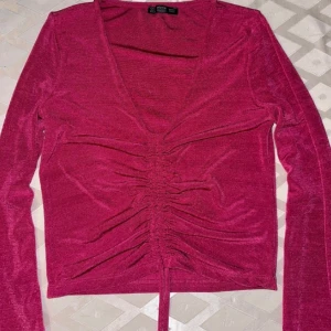 V-ringad tröja - Super skön rosa v-ringad långärmad topp, aldrig kommit till någon andvänning.