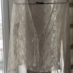 Spetströja vit - Super gullig spets tröja från Gina med jätte fina blomstriga mönster !  Storlek M  Jätte fint å ha den över någon annan topp!  