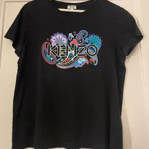 Hej! Jag säljer min kenzotshirt då jag inte använder den längre. Knappt använd, mycket fint skick. Köpt för 1000kr jag säljer den för 300kr Storlek S men kan passa M