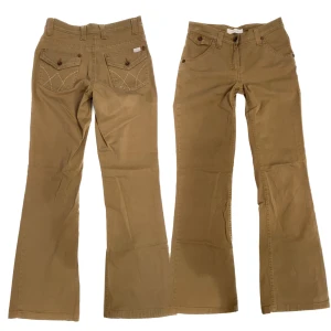 Lowwaist bootcut jeans - Lågmidjade bootcuts med coola fickor