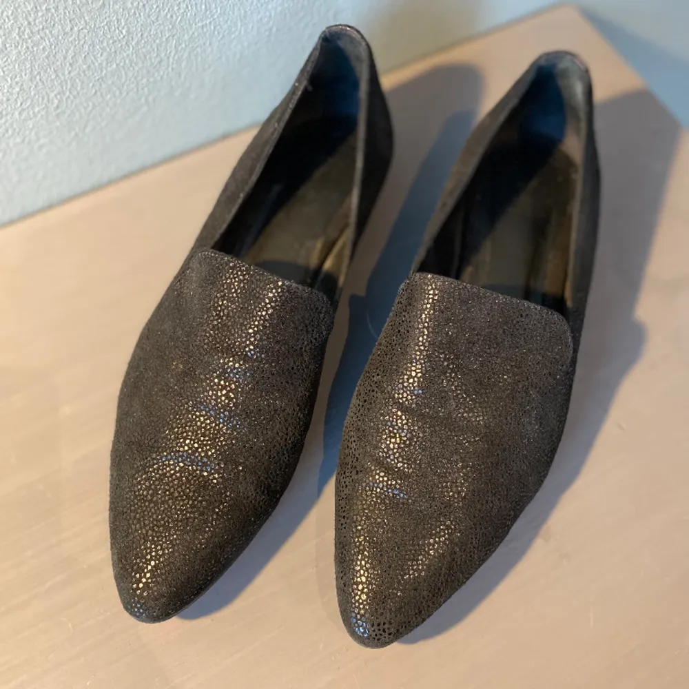 Svarta, svagt glittriga loafers från Filippa K. I princip oanvända och i mycket fint skick. . Skor.