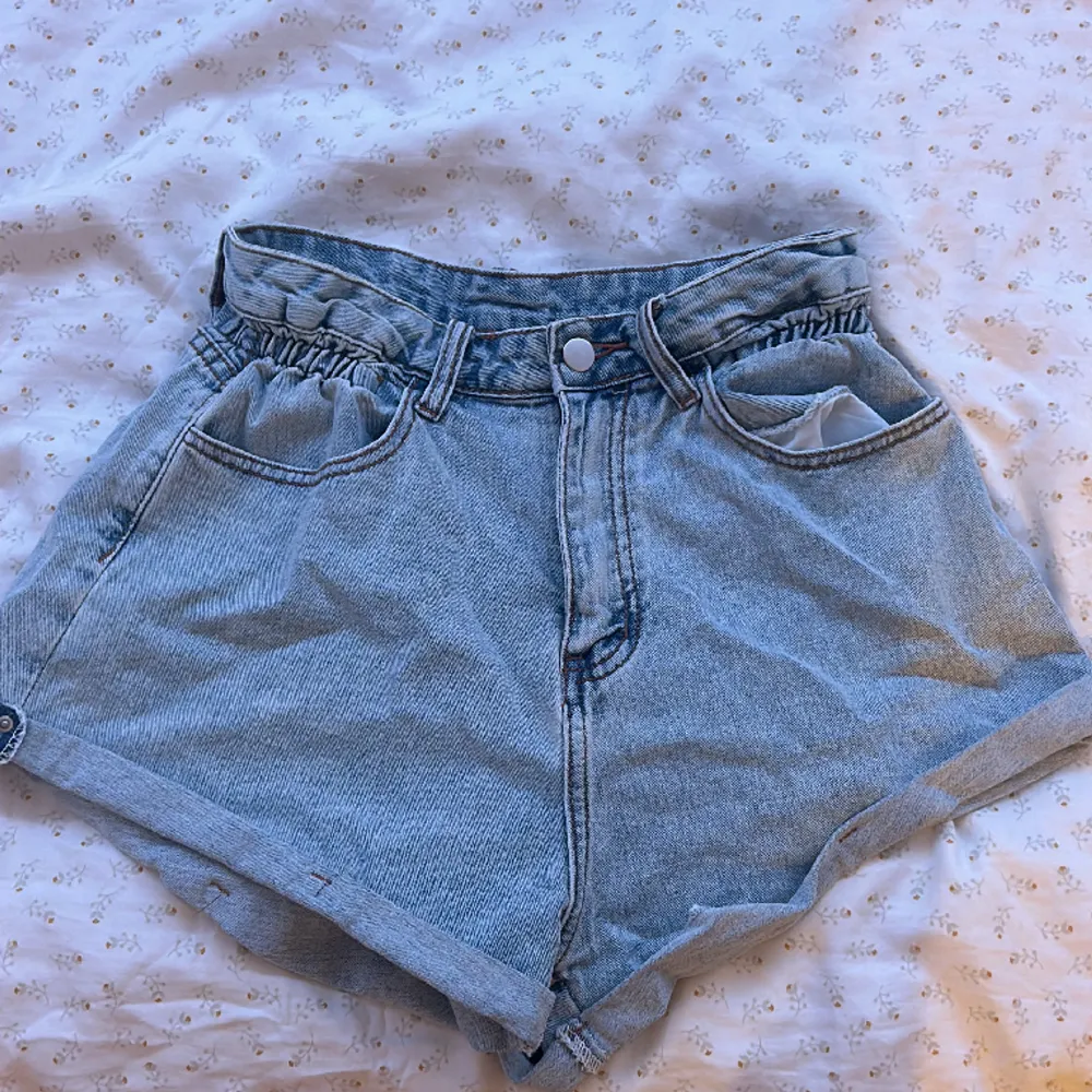 Snygga jeansshorts ifrån shein, säljer då de är lite stora på mig och inte helt min stil💓gulliga till sommarn😍. Shorts.