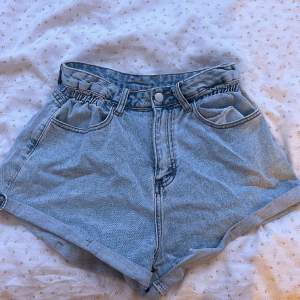 Snygga jeansshorts ifrån shein, säljer då de är lite stora på mig och inte helt min stil💓gulliga till sommarn😍