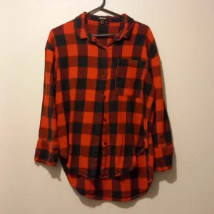 Flannel tröja röd dam - Fin flannel tröja i bra skick, köptes utomlands så inte ett svenskt märke. Storlek S