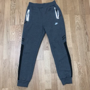 Nike mjukisbyxor - Mjukisbyxor från Nike. Herrmodell. Storlek L men passar snarare S eller M.   Jag möts endast och tar enbart kontantbetalning.