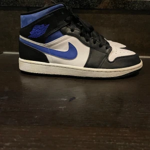 Jordan 1  - Riktigt feta skor, bra till vintern, skick 9/10, säljer för använder ej dem. 100% äkta köpte den på kicksen stuff 2100 retail 