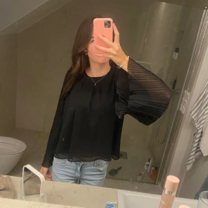 Zara blus🖤🤩 - Jätte fin blus från zara med fina detaljer, endast testad🥰