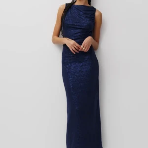 Nyårsklänning - Säljer denna jättefina glittriga långklänningen som är helt oanvänd med prislappen kvar. Säljer pågrund av att jag inte lyckats göra en retur på varan. Skriv privat för fler bilder. Nypris 379