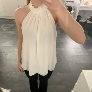 Halterneck  - Säljer denna super fina halternecktröjan som inte kommer till användning utan endast testad (prislappen kvar) 💕💕