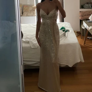 Festklänning  - Lång festklänning passande för bal,fest, bröllop etc.  Pris:350kr