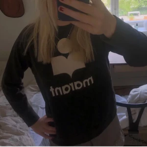 Isabel marant tröja!! - Säljer nu min älskade Isabel marant teöja! Nypriset är runt 2800kr💕liten slitning vid märket men inget som märks😍storlek 40 men passar xs-m💕
