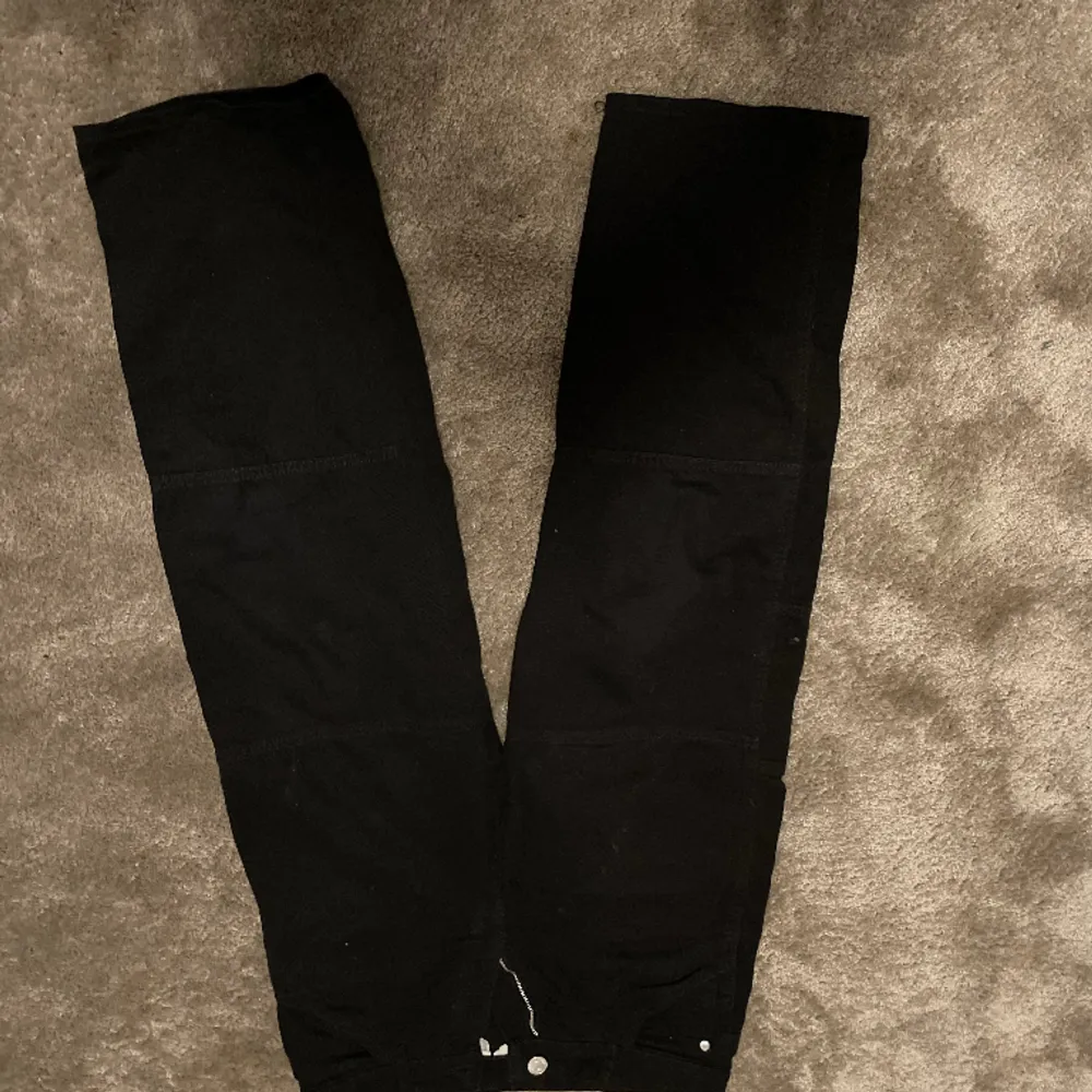 Svarta baggy jeans med zip och knapp, sitter riktigt bra.. Jeans & Byxor.