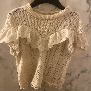 Beige zara topp - En topp använts 4-5 gånger, kommer ej till användning längre, perfekt skick, pris kan diskuteras 