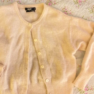 Kofta - Jättefin & gullig kofta från Bikbok Skulle säga att det är en blandning mellan vitt och beige I str M men skulle säga att den är mer som en S