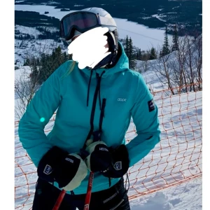 Dope jacka  - Skidjacka/snowboardjacka från dope. Storlek XS. Sparsamt anfvänd ett fåtal säsonger. 🌟❄️💕