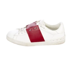 Valentino sko - Intresse anmälan på dessa valentino skor. Skick 7/10 använda hyfsat många gånger pga av detta pris 2500 storlek 46