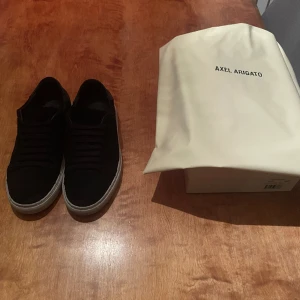 Axel Arigato Clean 90 Suede - Köpt från Axel Arigatos hemsida storlek 38. Nypris 2550kr. Pris kan negotieras 