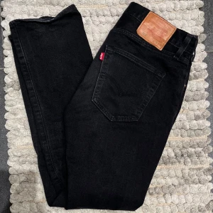 Levis 501 Svarta Jeans - Snygg jeans från Levis i modellen 501, storlek W31 L32, fint skick 