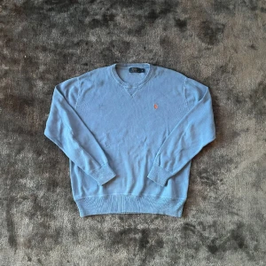Polo Ralph Lauren tröja strl S - Säljer en ass snygg ljusblå Polo Ralph Lauren tröja i storlek S. Den är i super bra skick och såklart äkta vilket syns på sista bilden. Skriv vid funderingar eller frågor.