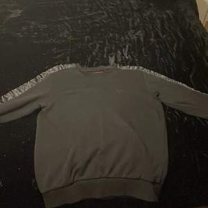 Svart Guess sweatshirt i storlek Xs