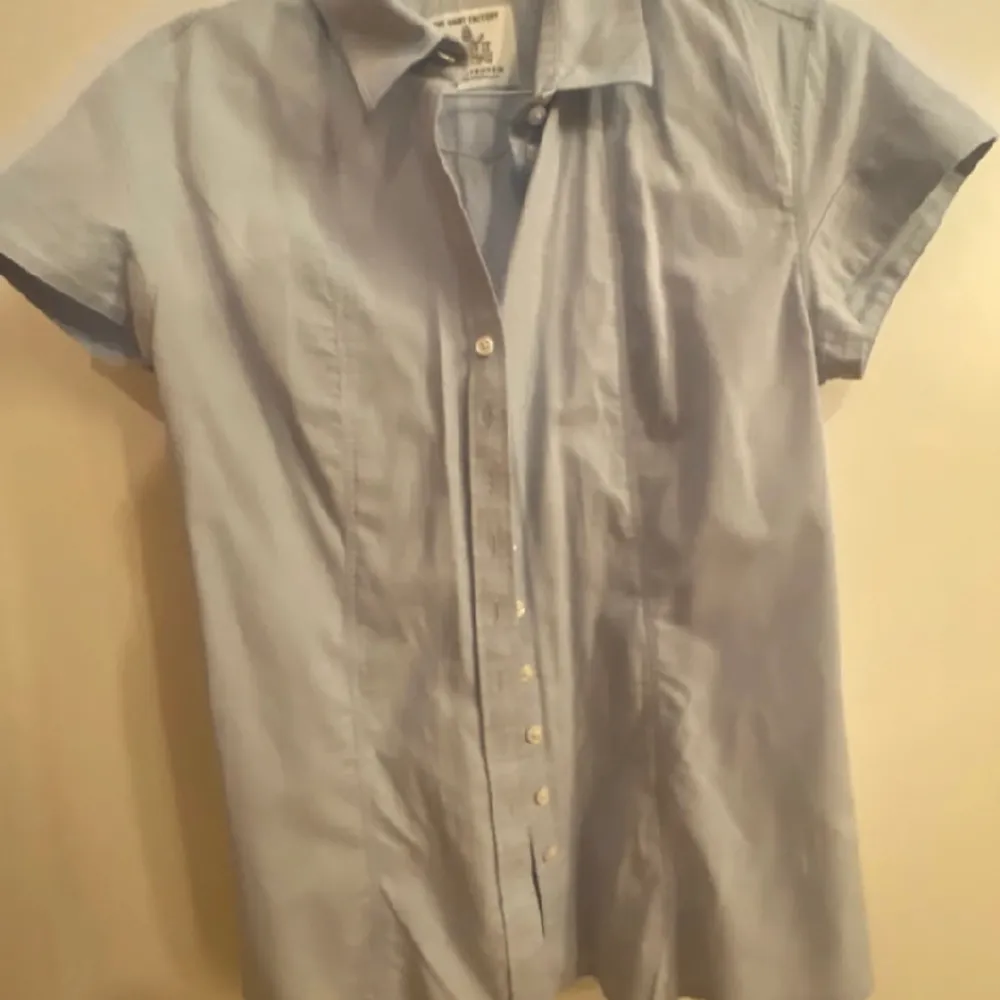 Säljer denna snygga kortärmade blå skjorta då den tyvärr är för liten för mig :/ ❤️‍🔥❤️‍🔥. Skjortor.