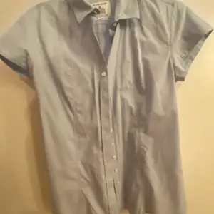 Säljer denna snygga kortärmade blå skjorta då den tyvärr är för liten för mig :/ ❤️‍🔥❤️‍🔥