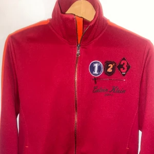 RETRO CALVIN KLEIN ZIP UP - Säljer nu min feta calvin klein zip up för endast 299kr eftersom jag hsr vuxit ur den tyvärr. Skriv om ni har några frågor eller vill ha mer bilder så kan jag lösa. Den är storlek L men passar som M