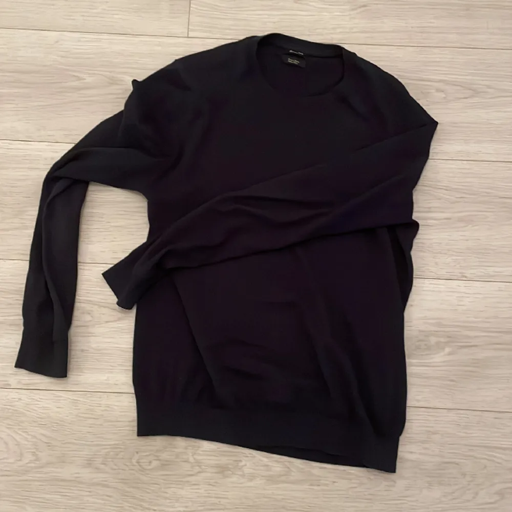 Mörkblå snygg tröja som är bekväm och snygg använd Max 5 gånger. . Tröjor & Koftor.
