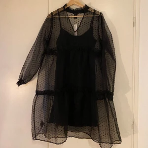 Festklänning  - Underklänningen och överlämningen är ihopsydda! Perfekt nu till nyår eller julfesten! Säljer då det inte riktigt är min stil. Helt oanvänd, lappen sitter kvar. 