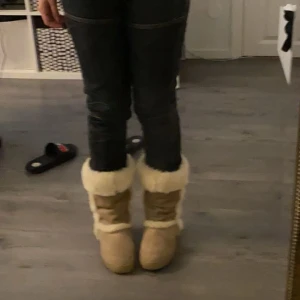 jätte söta boots - använt ett få tal gånger (ej i snön eller vatten) , är i väldigt bra skick och väldigt varma och sköna! Storlek 36.5/37! Skriv om ni är intresserade 💋