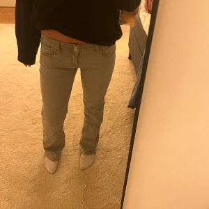 Ljusgrå lågmidjade jeans - Säljer dessa oanvända jeans från Gina💕