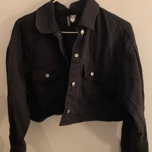 Croppad jeansjacka  - Svart croppad oversize jeansjacka från hm!🥰aldrig använd