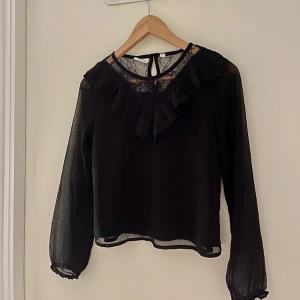 Blus - Säljer en jättefin svart blus från kappahl i storlek xs, den passar till fest o är superfin för o klä upp sig🤍🤍den är i bra skick men används aldrig, skriv för fler bilder, säljer för 75 + frakt