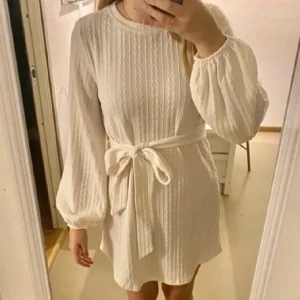 Julklänning - Superfin vit klänning i tjockare tyg, storlek xs men passar även s och m❤️