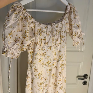 Maxi blommig klänning  - Säljer en blommig klänning från Shein!🦋 Oanvänd!🦋Nypris: 179kr🦋 Obs! Frakt ingår inte i priset!🦋