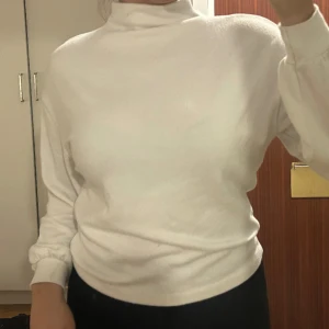 Mjuk tröja - Mjuk tröja i strl S med polokrage.