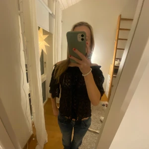 Svart blus - Supersöt blus med coolt mönster🥰 oanvänd💕💕sicka för fler bilder. Pris kan diskuteras!