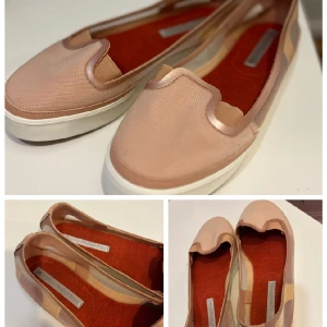 STELLA McCARTNEY for ADIDAS - Supersöta ballerinaskor i luftigt aprikos-rosa nättyg   Sulan har mycket dämpning och är därför mjuk att gå i  Använda en gång men är för smala framtill för mig  Står storlek 40 men passar gissningsvis 38 / 38,5 eller möjligtvis smal 39  Nypris 1999 