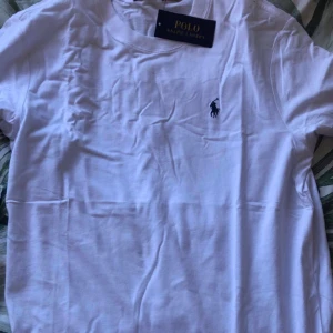Ralph Lauren  - Säljer helt ny Ralph Lauren t shirt st: medium 