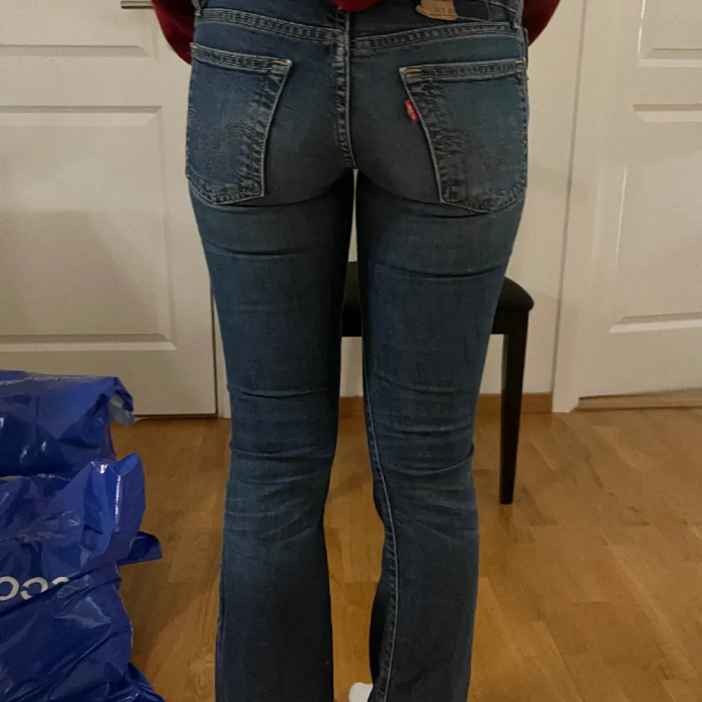 lågmidjade jeans från levis  midjemått: 35cm rakt över innerbenslängden: 78. Jeans & Byxor.