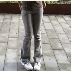 Bootcut jeans gina low waist - Säljer nu mina ljus gråa bootcut jeans från gina young då de inte kommer till användning. Första bilden är en skärmdump av min tiktok! bra skick köpta för 300kr, passar nån runt 160-167cm/s Skriv i dm för mer bilder eller info. Är upp spretade💘💘