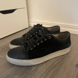 Lanvin Cap Toe - Lanvin cap toe matt! Väldigt mörk stilren navy färg! Storlek 44! I användt skick. Inget OG därav priset! Priset är inte fast!