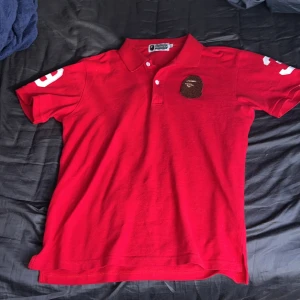 FET ÄKTA BAPE PIQUE - Dehär är en riktigt fet äkta bape pique som är köpt från ebay, kom privat för mer exakt. Ny pris 1840kr har använt den enstaka gånger. den är i topp skick! kom privat för mer bilder och annat. om du vill se ut som chief keef då haru kommit rätt🤑.