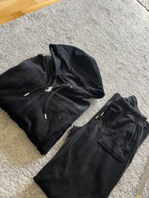 Juicy corture set  - Använd i bra skick, överdelen är knappast använd. Överdel strl.M, underdel strl.S. Då över delen är lite mindre i storlek.