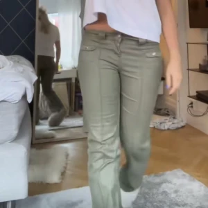 Gröna jeans  - Lägger upp igen pågrund av att köpet inte gick igenom. Super fina och snygga och oanvända populära byxor från h&m. Säljer för att jag aldrig använder. Skriv för frågor!❤️