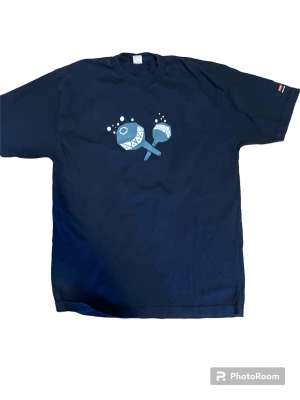 Levi’s t shirt - Tja! Seljer nu denna Levi’s tröjan i strl M den är andvänd ett fåtal gånger och i bra skick! Skriv för mer information. Pris kan diskuteras.