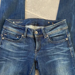G-star Jeans - Säljer dessa jeans igår g star då de inte kommer till någon användning. Är i bra skick och har inga defekter, nästan aldrig använda💕