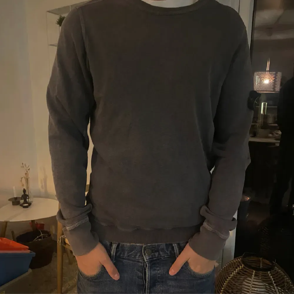 Hej säljer nu min stoneisland tröja i färgen mörk grå eftersom jag inte använder den är som högst använd 3 till 5 gånger såklart är den äkta köpte den från merchsweden sick 10 av 10 så om du har några funderingar skicka Gärna.. Tröjor & Koftor.
