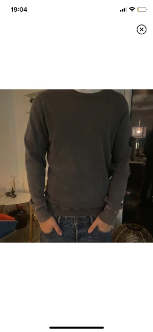 Stone island S - Hej säljer nu min stoneisland tröja i färgen mörk grå eftersom jag inte använder den är som högst använd 3 till 5 gånger såklart är den äkta köpte den från merchsweden sick 10 av 10 så om du har några funderingar skicka Gärna.